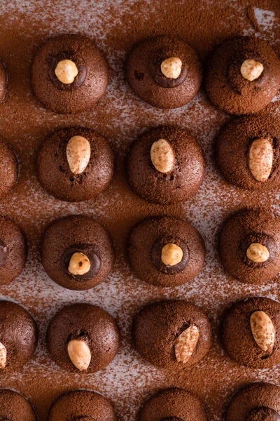 Schokoladenkekse mit Mandeln — Stockfoto