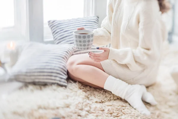 Femme avec tasse de chocolat — Photo