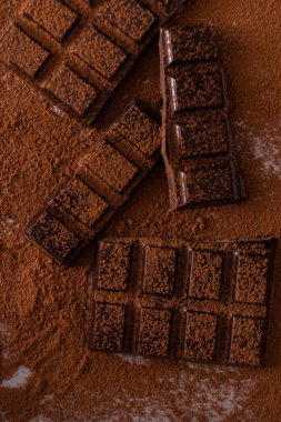 Koyu çikolata tozu ile