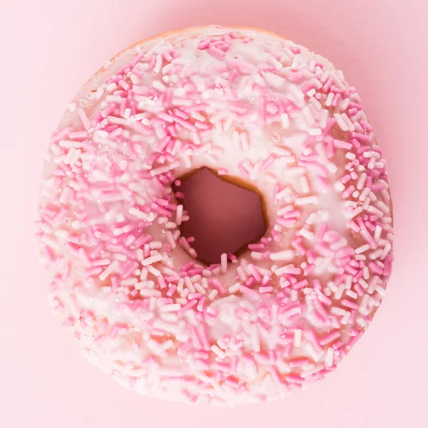 Свежий розовый пончик — стоковое фото