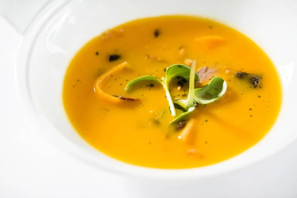 Суп из морепродуктов в миске — стоковое фото