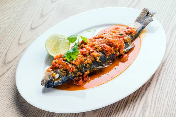 Pescado asado con salsa — Foto de Stock