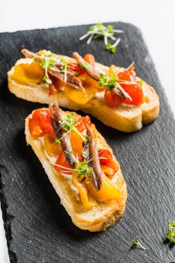 domates ve hamsi crostinis