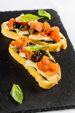 Bruschetta ile domates, mozzarella