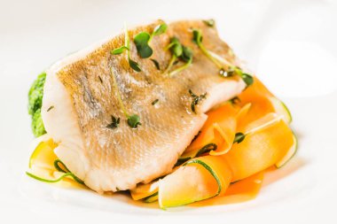 sebzeli fırında balık