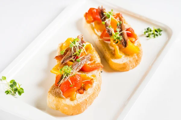 Tomaten und Sardellen Crostini — Stockfoto