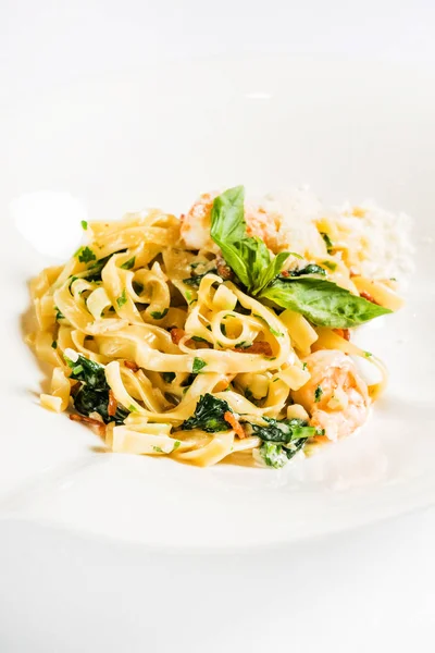 Delicious pasta with shrimps — Stock Photo, Image