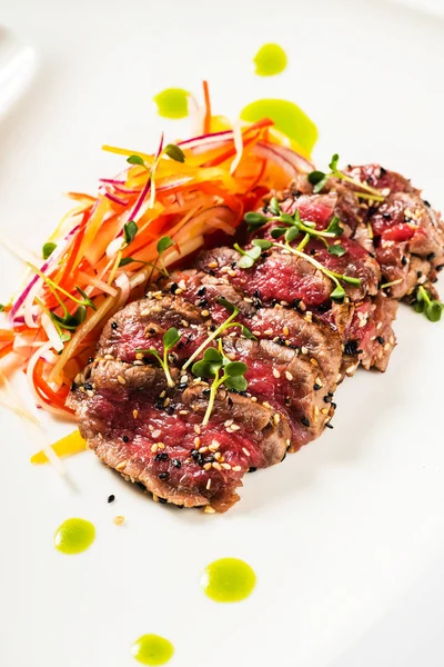 Carne cortada em fatias com salada — Fotografia de Stock