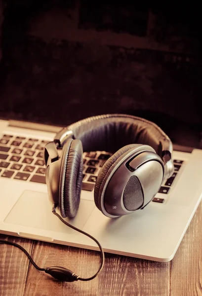 Headphone besar di laptop — Stok Foto