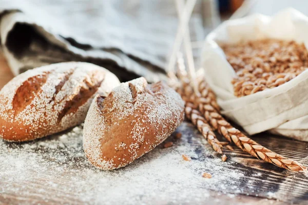Традиционный хлеб с пшеницей — стоковое фото