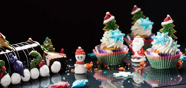 Díszítő karácsonyi cupcakes — Stock Fotó