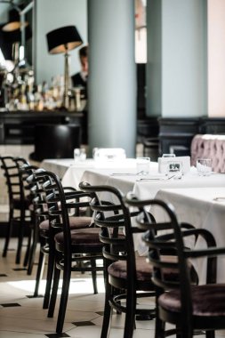 Lüks restoranın içi.