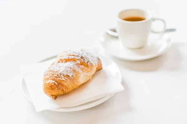 Café y croissant en plato — Foto de Stock