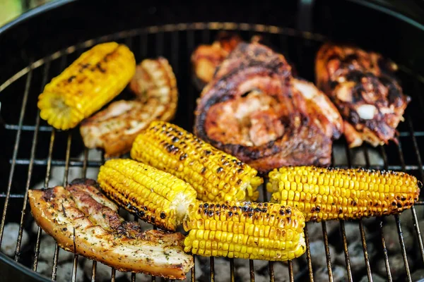Barbecue viande et maïs — Photo