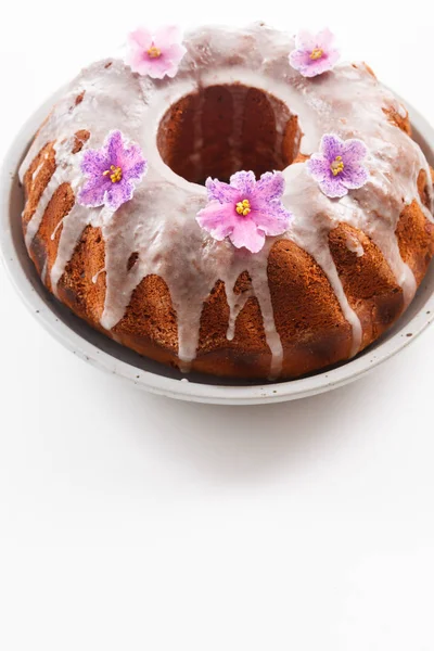 Iced cake with flowers — Stock Photo, Image
