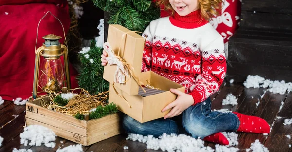 Trevlig tjej med julklappar — Stockfoto