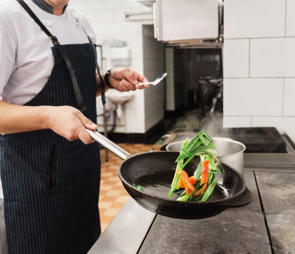 Koch kocht in der Küche — Stockfoto