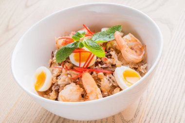 Kızarmış pirinç ve karides.