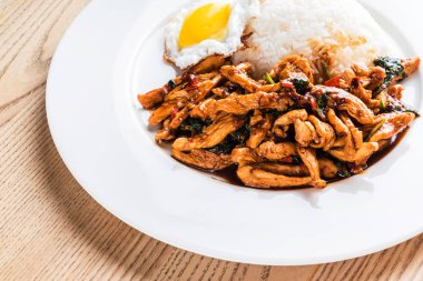 Kızarmış tavuk ve pilav