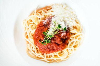 Makarna sos ve peynir ile