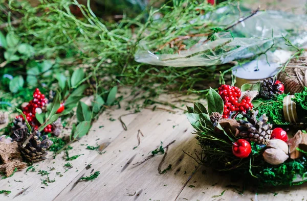 Ghirlanda tradizionale porta di Natale — Foto Stock