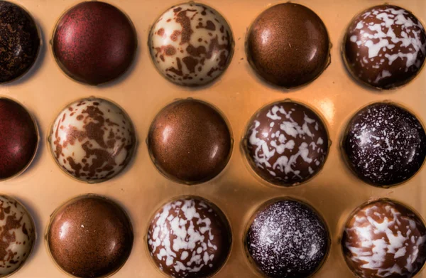 Différentes truffes au chocolat — Photo