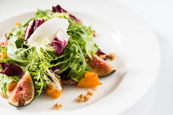 Свежий салат с инжиром — стоковое фото