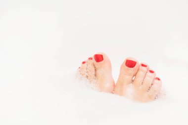 Ayakları kırmızı tırnaklar