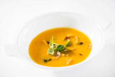 Baharatlı deniz mahsulleri çorbası