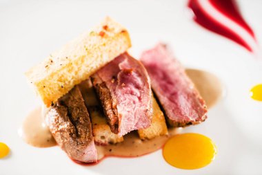 Sığır eti ve tost bir plaka üzerinde