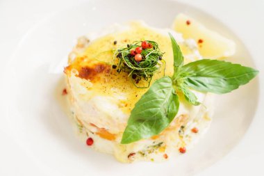 Noel salatası fesleğen ile