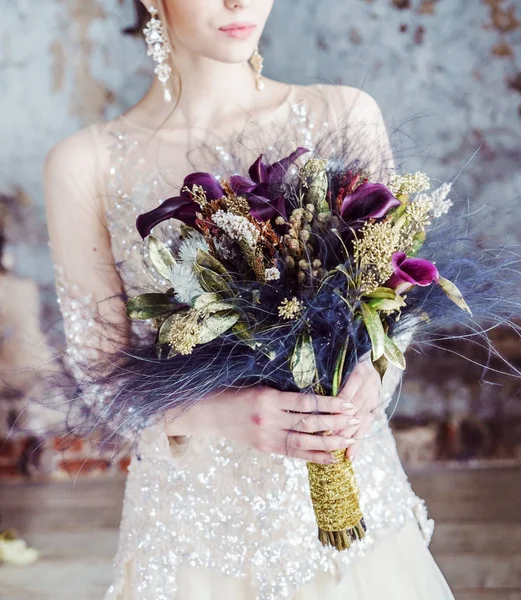 Mooie bruid met bloemen — Stockfoto
