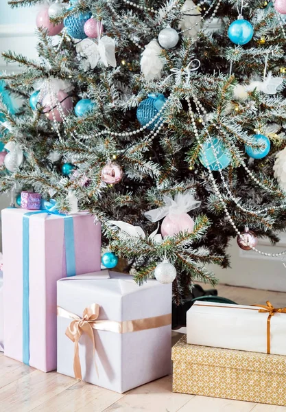 Albero di Natale con regali — Foto Stock