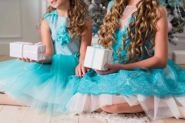 Kızlar hediye elbiseler ile