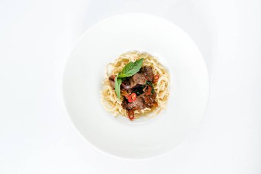 pasta tabak içinde sığır eti ile 