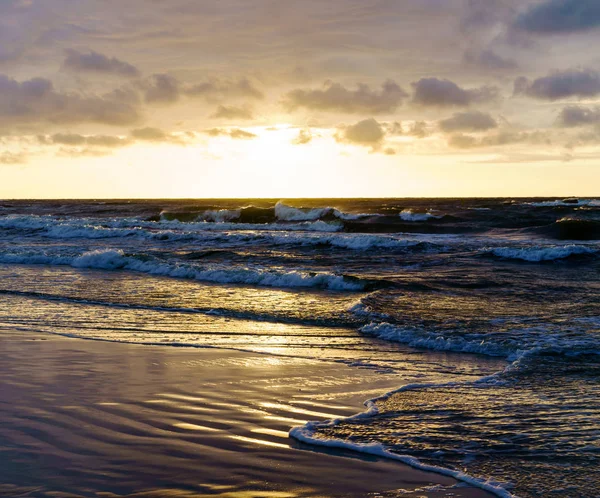 Vacker solnedgång över havet — Stockfoto