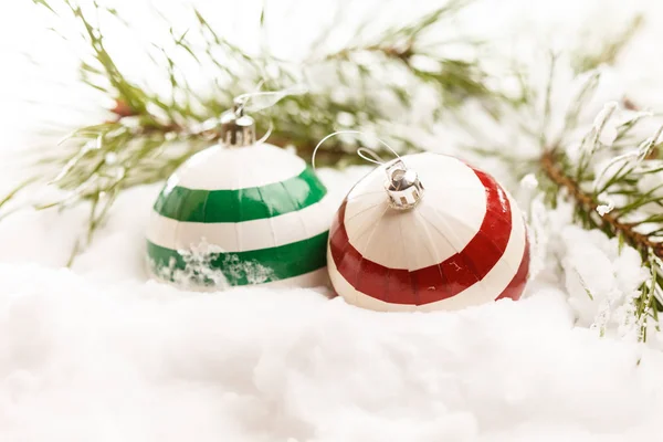 Bolas de Natal com neve — Fotografia de Stock