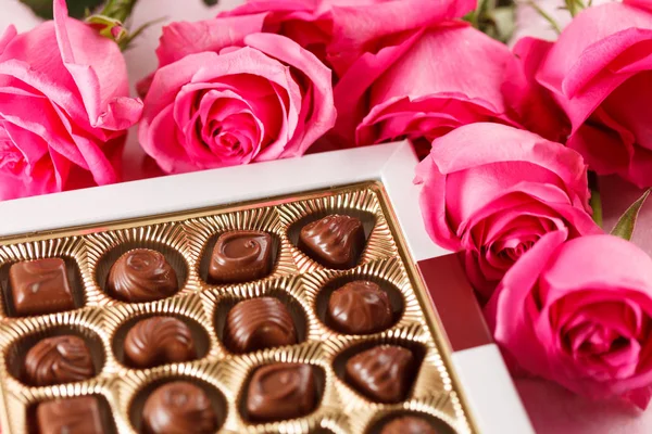 Sweets and pink roses — Stock Photo, Image