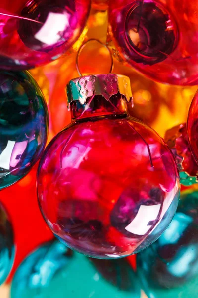 Цветные рождественские балы — стоковое фото