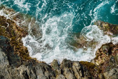 kayalar ve turkuaz deniz