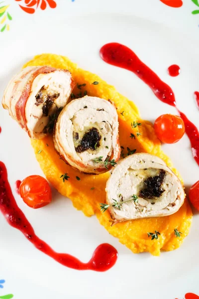 Chicken rolls with puree — Stock Photo, Image