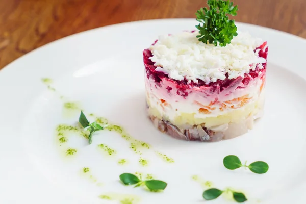 Salada em camadas com arenque — Fotografia de Stock