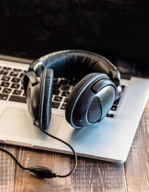 laptop modern kulaklık