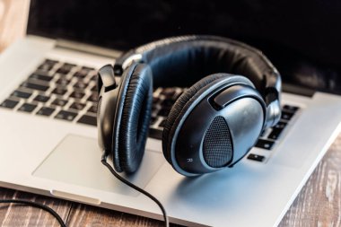 laptop modern kulaklık