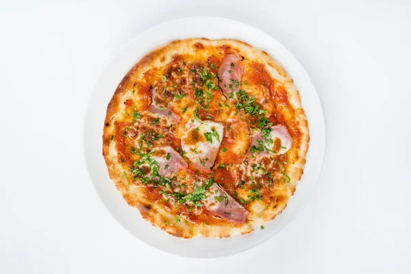 Smakelijke pizza op wit bord — Stockfoto
