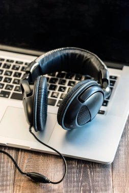 laptop modern kulaklık