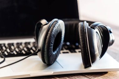 laptop modern kulaklık