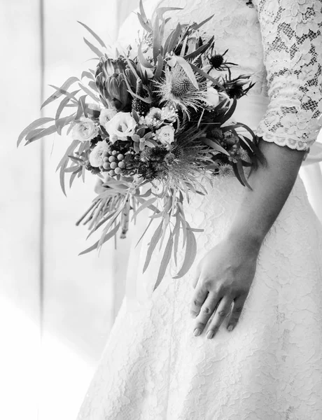 Bruid met bruiloft bloemen — Stockfoto