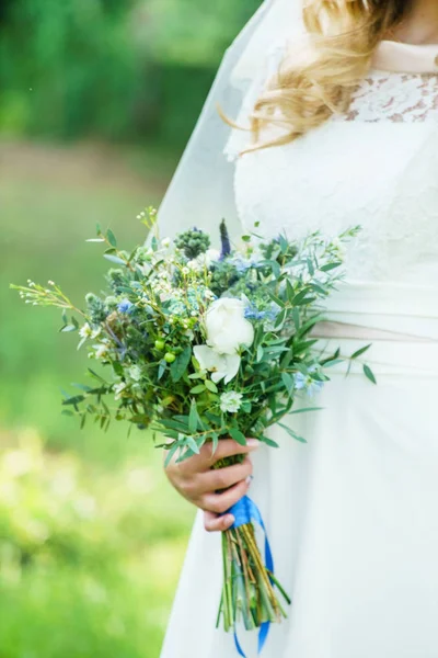 Νύφη με τα γαμήλια λουλούδια — Φωτογραφία Αρχείου