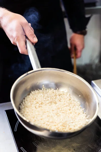 Chef fazendo risotto — Fotografia de Stock